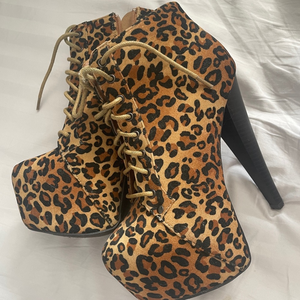 Paper fox size 6, leopard print bootie